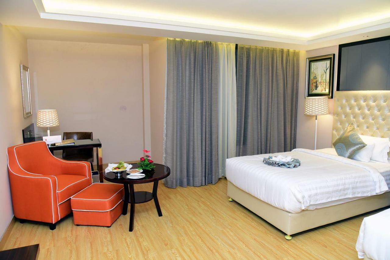 Om Clarks Inn Raebareli Dış mekan fotoğraf